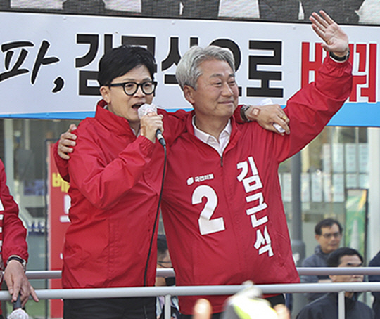 지난 2024년 제22대 총선을 하루 앞둔 4월9일 오후 한동훈 국민의힘 비상대책위원장 겸 총괄선거대책위원장이 서울 송파구에 위치한 위례신도시에서 김근식(오른쪽) 서울 송파병 후보를 지원유세하며 시민들과 인사를 나누고 있다.<국민의힘 홈페이지 사진 갈무리>